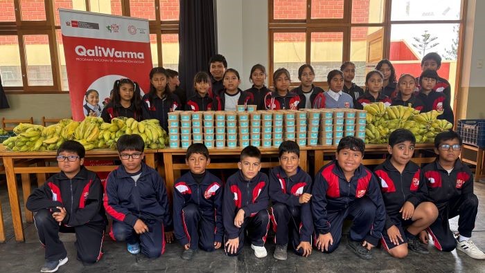 Se beneficia a cientos de escolares con yogurt griego y plátanos.