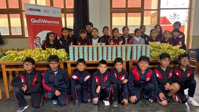 Se beneficia a cientos de escolares con yogurt griego y plátanos.