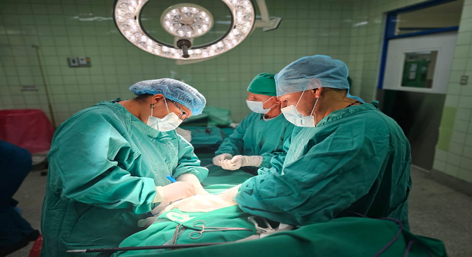 Médicos de EsSalud Huancavelica extirpan tumor de 30 cm de ovario a joven que acudió al hospital con dolor abdominal