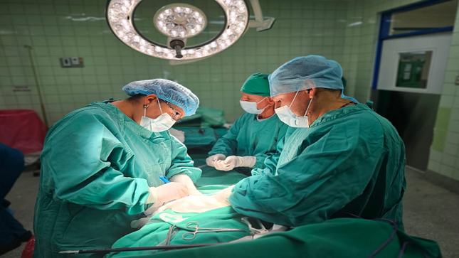 Médicos de EsSalud Huancavelica extirpan tumor de 30 cm de ovario a joven que acudió al hospital con dolor abdominal
