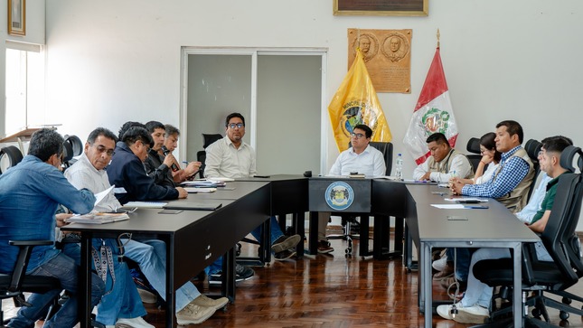construcción del Hospital de Huaral se reúne con miembros de COPROHSAD