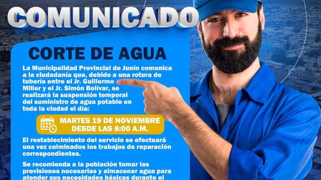 Trabajador señalando información. 