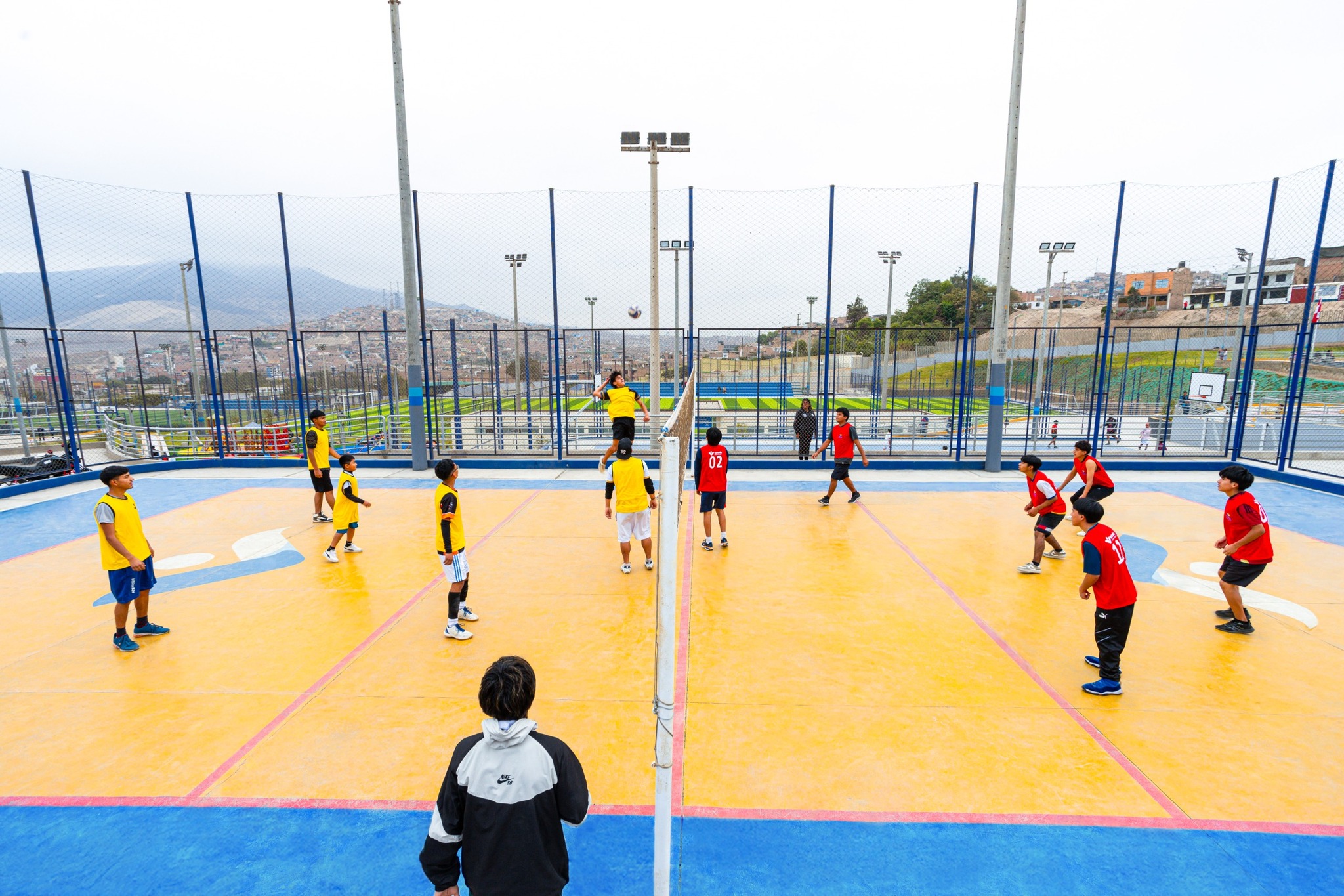 Vive el deporte ⚽🏃‍♂️🏅 en Ventanilla Norte con instalaciones deportivas para fútbol ⚽, vóley 🏐, básquet 🏀 y más en la Villa Juan Carlos Oblitas 🏟️.