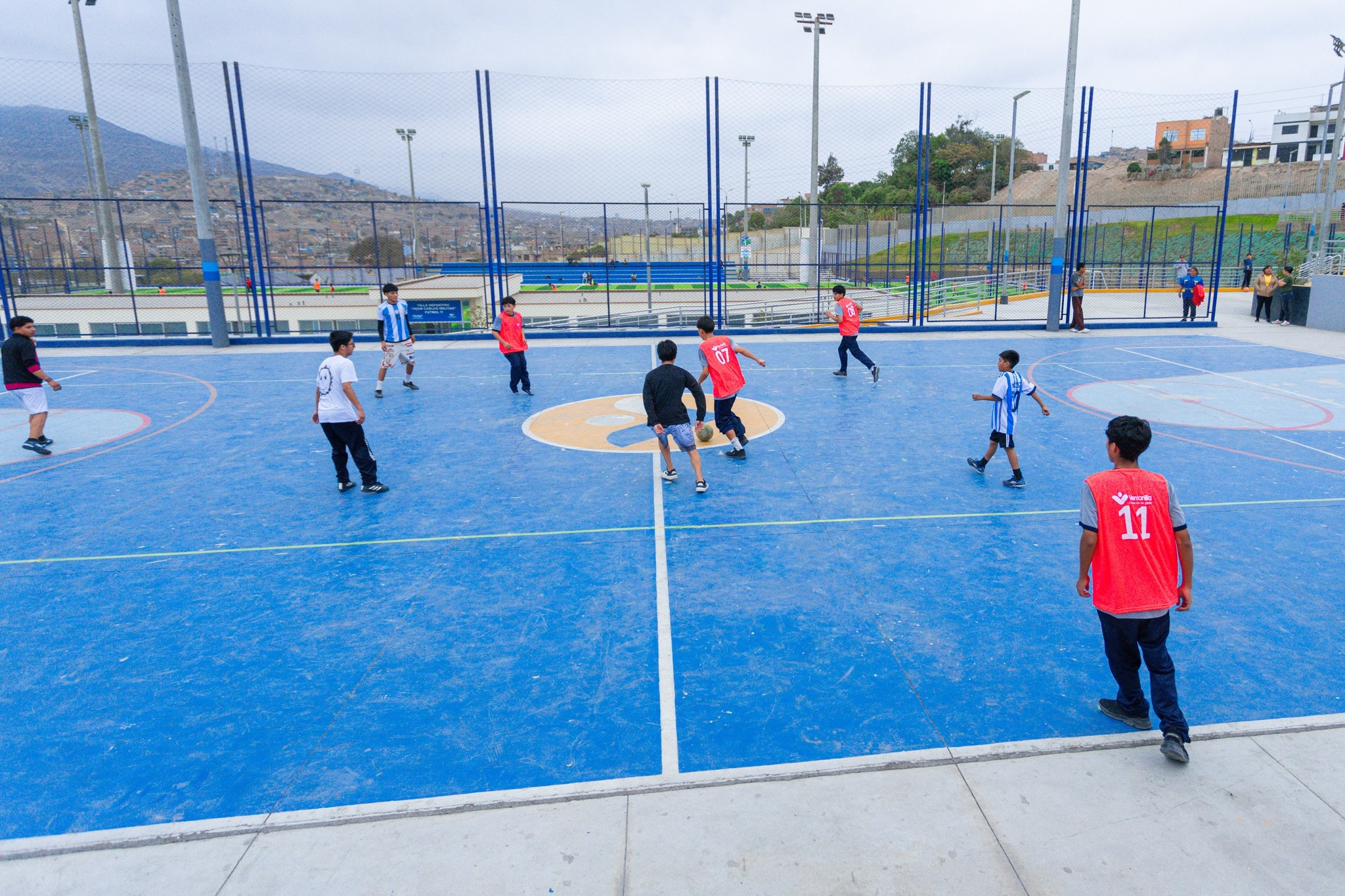 Vive el deporte ⚽🏃‍♂️🏅 en Ventanilla Norte con instalaciones deportivas para fútbol ⚽, vóley 🏐, básquet 🏀 y más en la Villa Juan Carlos Oblitas 🏟️.