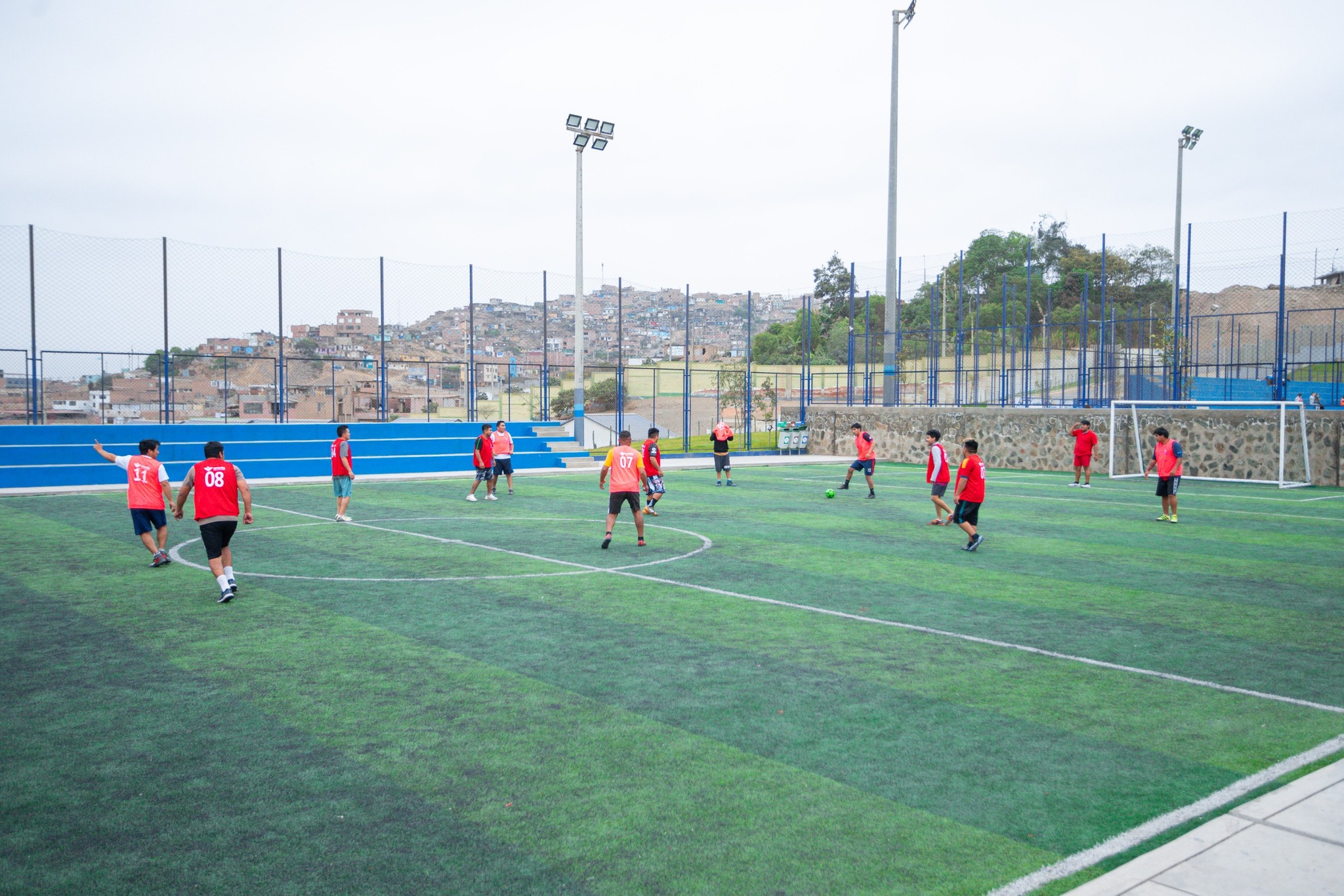 Vive el deporte ⚽🏃‍♂️🏅 en Ventanilla Norte con instalaciones deportivas para fútbol ⚽, vóley 🏐, básquet 🏀 y más en la Villa Juan Carlos Oblitas 🏟️.