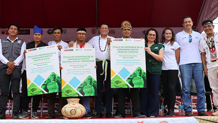 Entrega de títulos de propiedad comunal