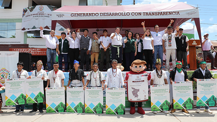 Entrega de títulos de propiedad comunal