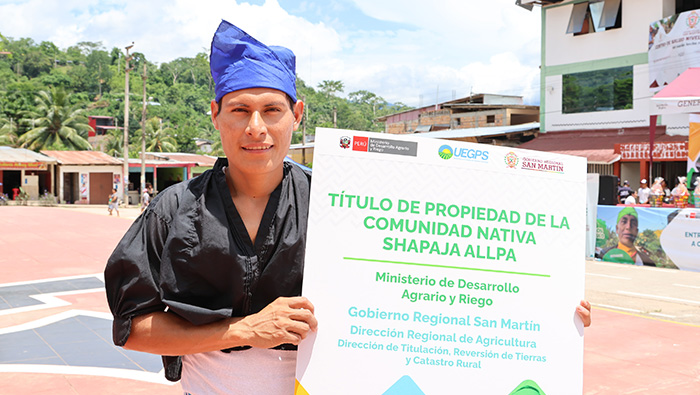 Entrega de títulos de propiedad comunal