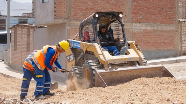 Mejoramos los accesos a los AA.HH. de Ventanilla con maquinaria 🚜 pesada para optimizar caminos 🛤️🚧 y vías en diversas zonas del distrito 🏘️