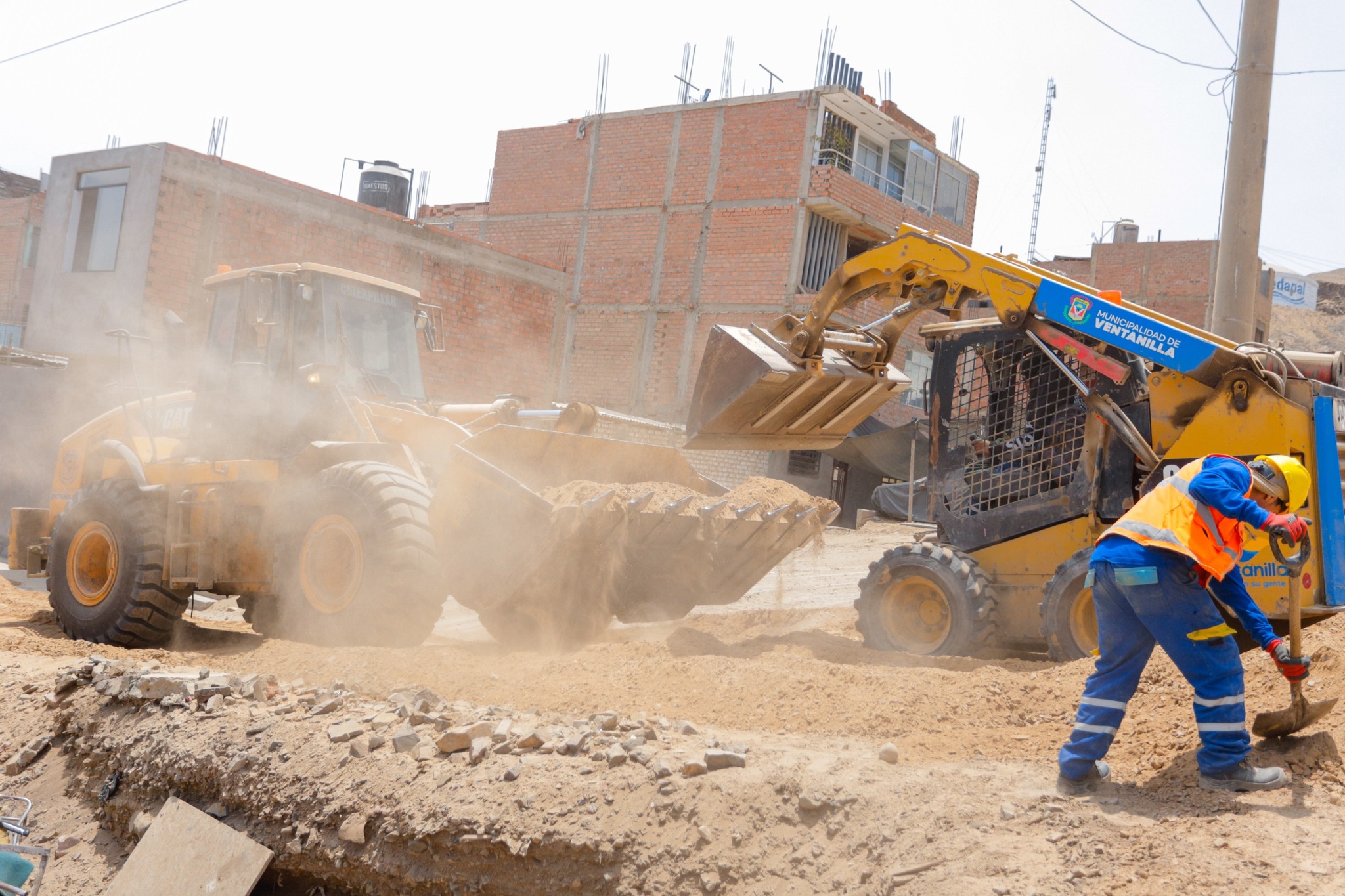 Mejoramos los accesos a los AA.HH. de Ventanilla con maquinaria 🚜 pesada para optimizar caminos 🛤️🚧 y vías en diversas zonas del distrito 🏘️