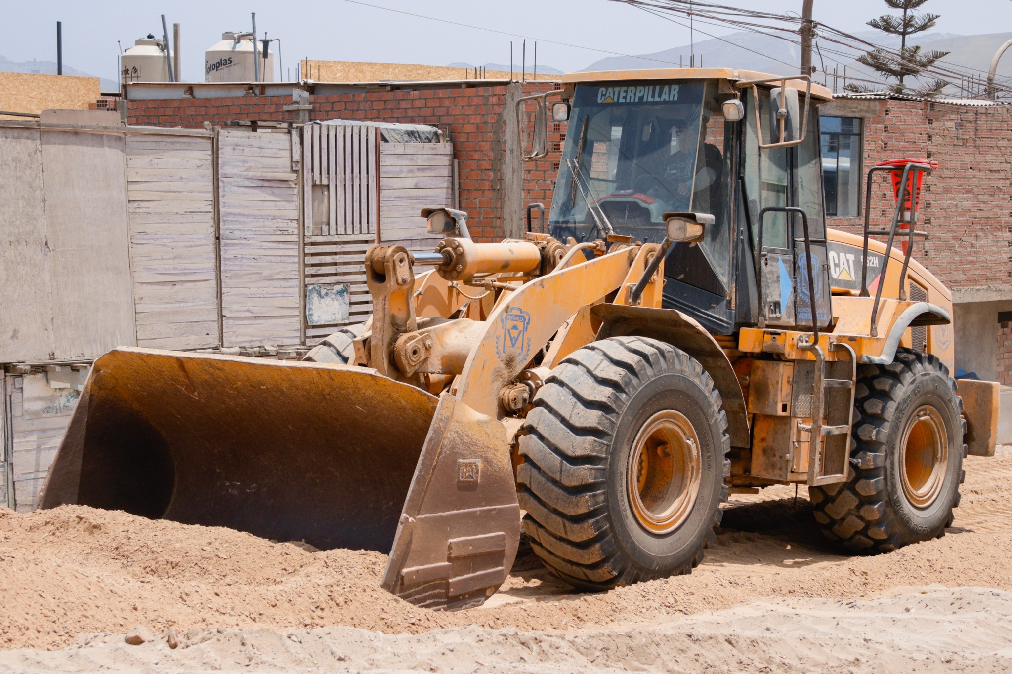 Mejoramos los accesos a los AA.HH. de Ventanilla con maquinaria 🚜 pesada para optimizar caminos 🛤️🚧 y vías en diversas zonas del distrito 🏘️