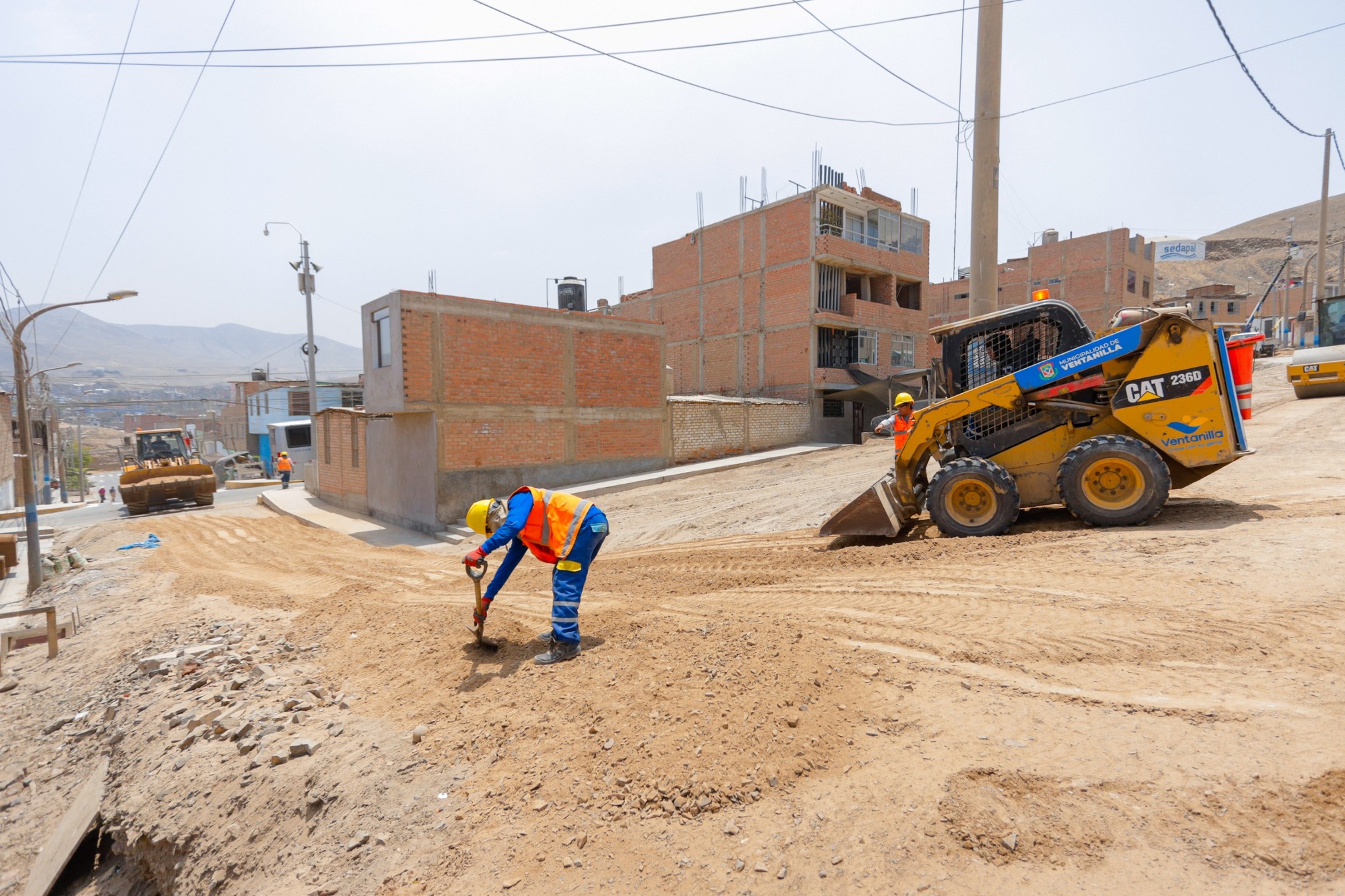 Mejoramos los accesos a los AA.HH. de Ventanilla con maquinaria 🚜 pesada para optimizar caminos 🛤️🚧 y vías en diversas zonas del distrito 🏘️Mejoramos los accesos a los AA.HH. de Ventanilla con maquinaria 🚜 pesada para optimizar caminos 🛤️🚧 y vías en diversas zonas del distrito 🏘️