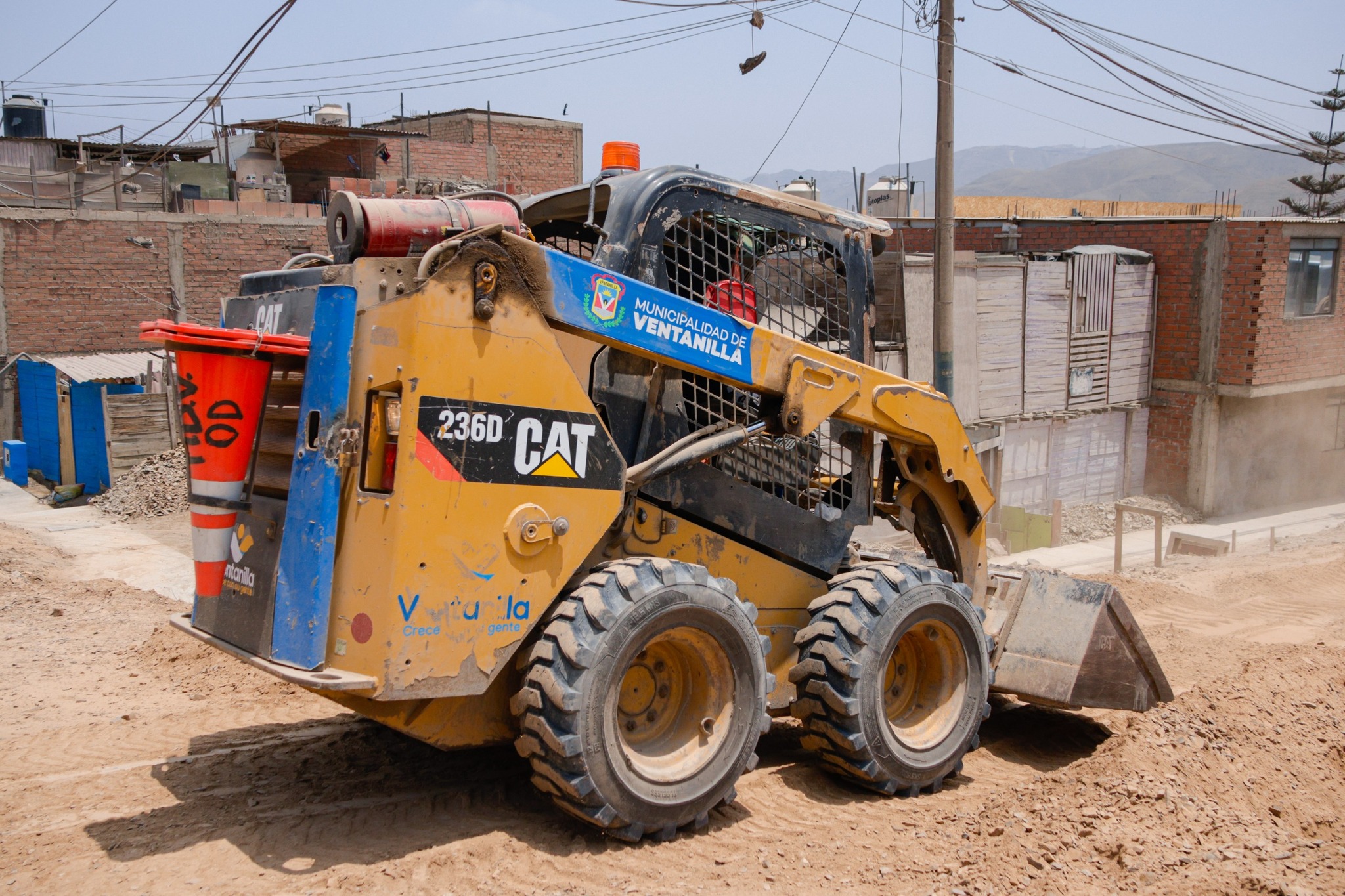 Mejoramos los accesos a los AA.HH. de Ventanilla con maquinaria 🚜 pesada para optimizar caminos 🛤️🚧 y vías en diversas zonas del distrito 🏘️