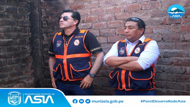 En una acción rápida promovida por el alcalde y presidente del Centro de Operaciones de Emergencia del distrito de Asia (COE), Isaias Alcántara Malasquez y el Sub Gerente de Defensa Civil, entregó ayuda humanitaria a la familia Campos Castillo, quienes sufrieron la pérdida de sus bienes tras un incendio suscitado en su vivienda ubicado en el anexo Santa Cruz de Asia.
La ayuda consistió en la entrega de camas unipersonles, colchonetas, frazadas, calaminas y bolsas de víveres, donado como forma de apoyo para superar esta crisis.
Por su parte, la Sra. Rosa Castillo y su hija Paloma Campos agradecieron el apoyo brindado por parte del alcalde Isaias Alcántara, quien brindó el apoyo antes, durante y después de ocurrida emergencia.
De esta manera, la actual gestión municipal siempre está alerta e implementando acciones de respuesta ante cualquier tipo de emergencia, con la finalidad de garantizar el bienestar de la población.