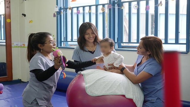 Hospital Almenara de EsSalud remodela sala de rehabilitación pediátrica para brindar atención integral a niños y adolescentes