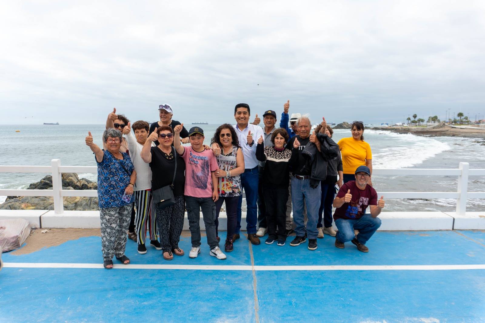 El alcalde de la Municipalidad Provincial de Ilo, Abg. Humberto Tapia Garay, hizo un alto en sus actividades para recibir y saludar a una delegación de turistas chilenos.