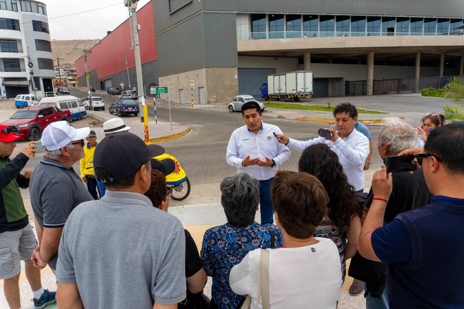 El alcalde de la Municipalidad Provincial de Ilo, Abg. Humberto Tapia Garay, hizo un alto en sus actividades para recibir y saludar a una delegación de turistas chilenos.