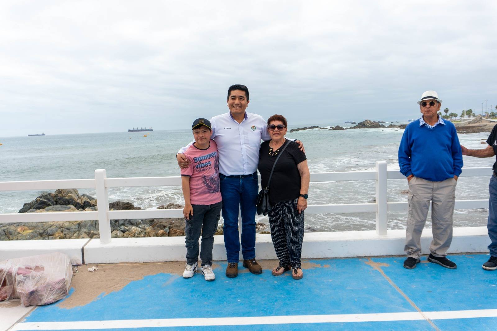 El alcalde de la Municipalidad Provincial de Ilo, Abg. Humberto Tapia Garay, hizo un alto en sus actividades para recibir y saludar a una delegación de turistas chilenos.