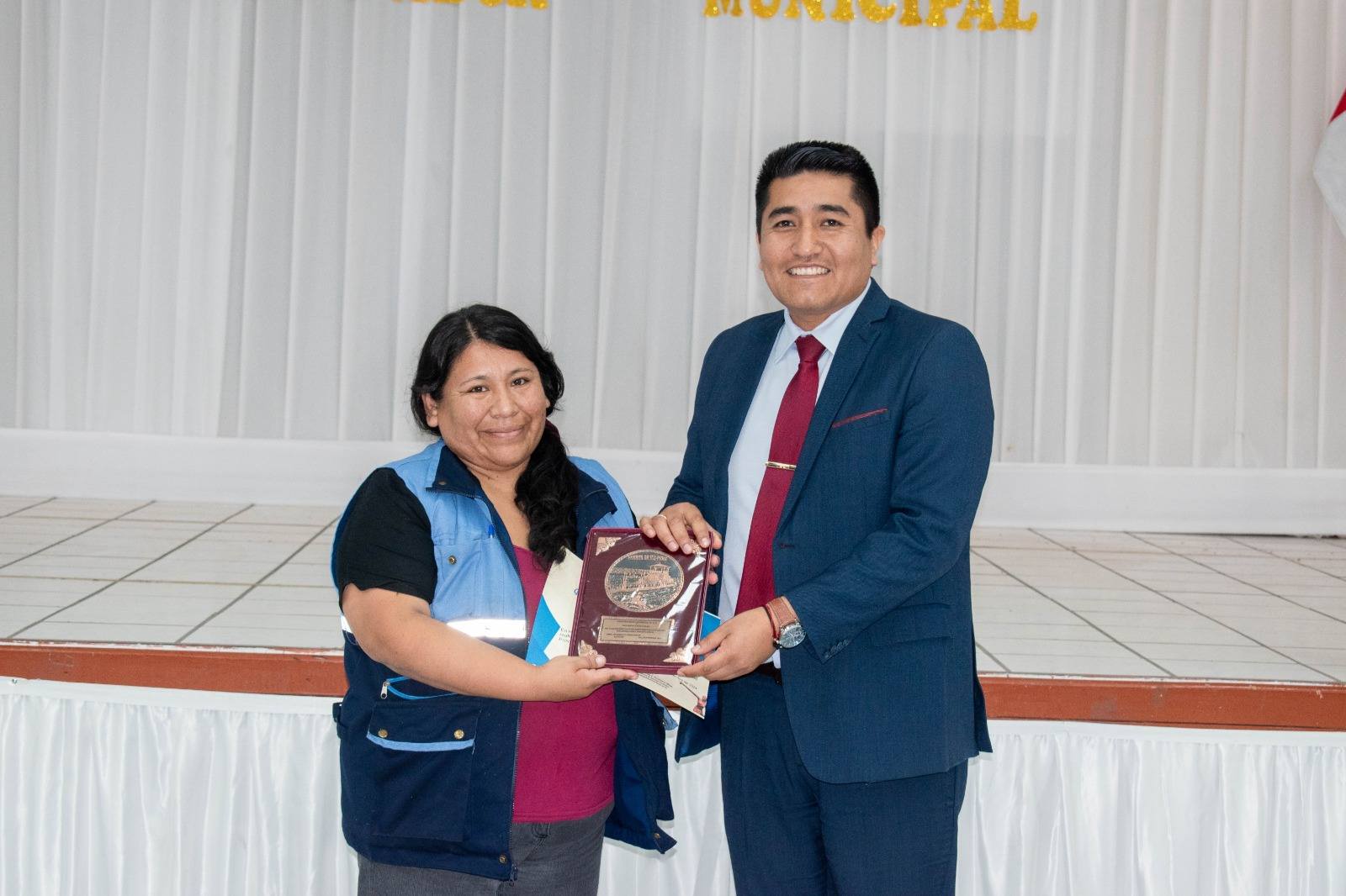 Los funcionarios de la Municipalidad Provincial de Ilo hicieron una pausa en sus labores y recibieron un homenaje por celebrarse el 5 de noviembre el Día del Trabajador Municipal.