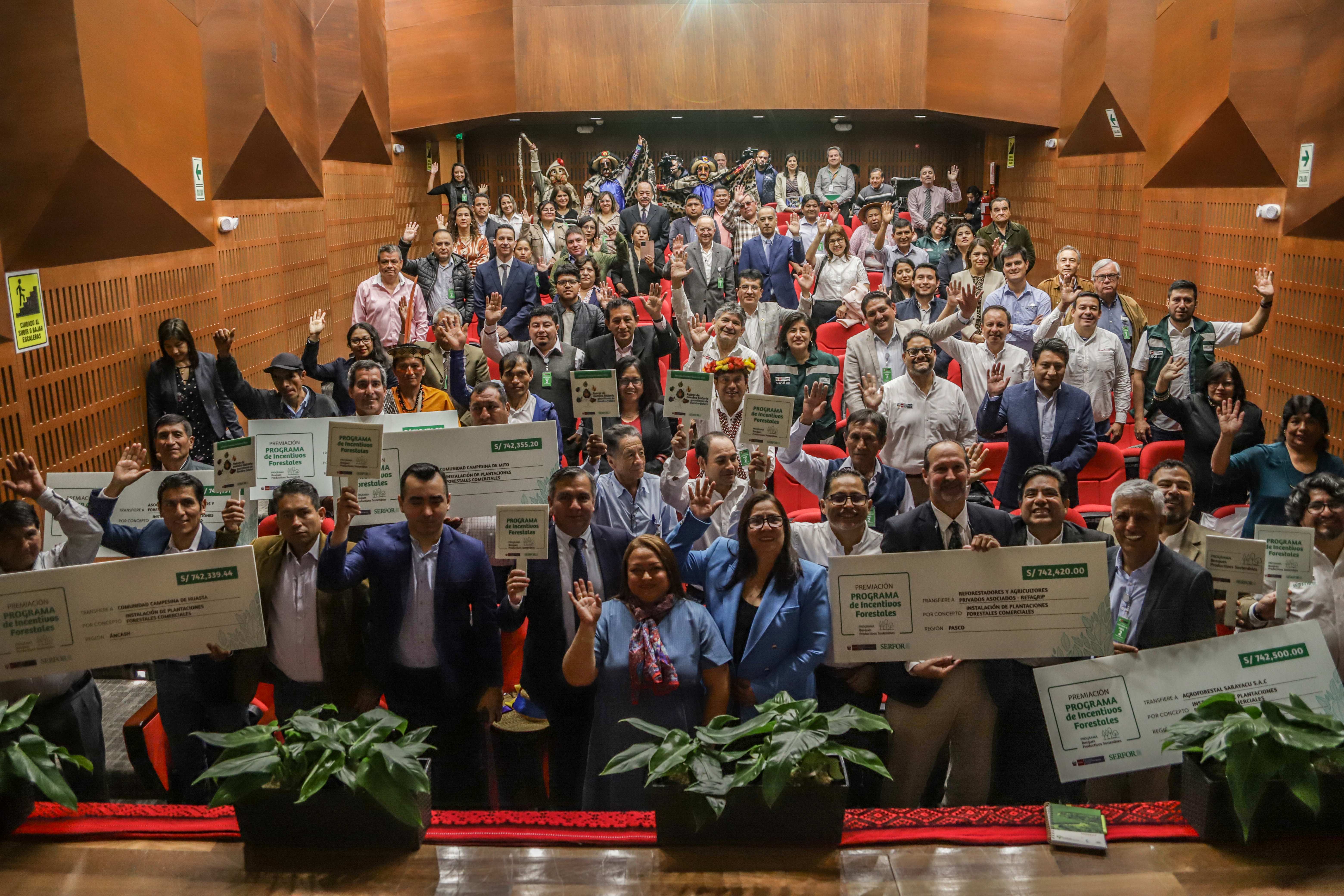 Participantes en la ceremonia de premiación del Programa de Incentivos Forestales