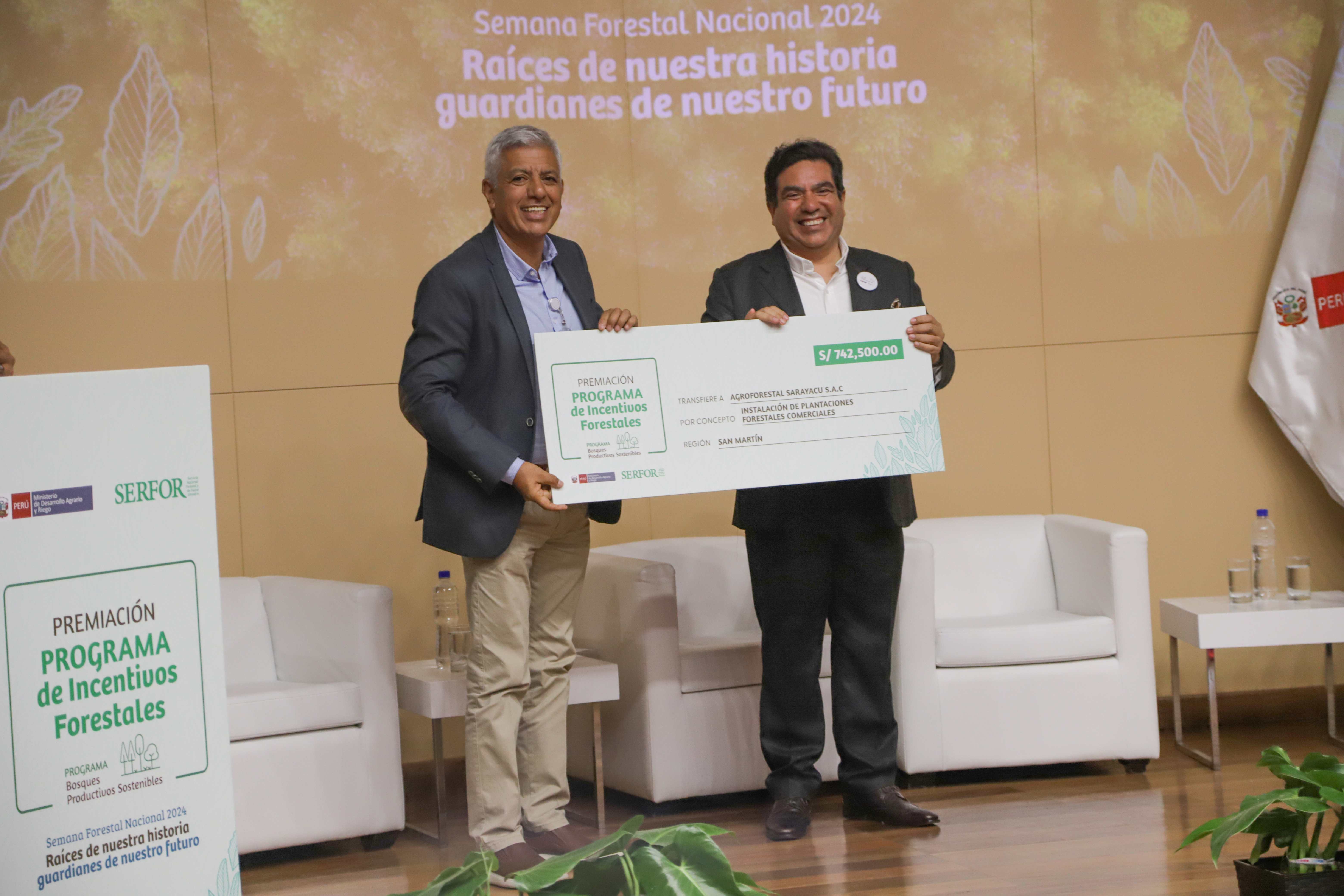 Jefe del Proyecto de Plantaciones y Javier Héctor Rivera Pinzas representante de la empresa Bosques Silvestres