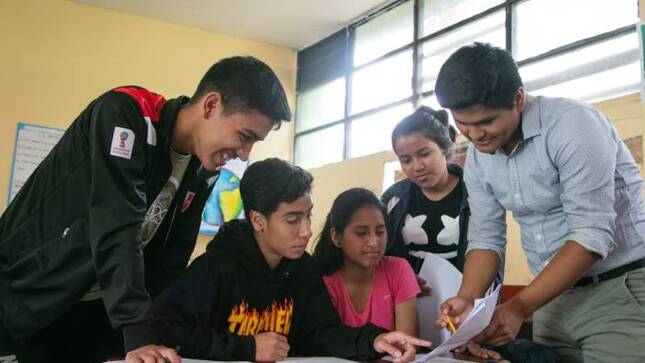 De forma voluntaria, jóvenes talentosos refuerzan el conocimiento de nuevos aspirantes a Beca 18-2025 y los orientan en su proceso de inscripción.