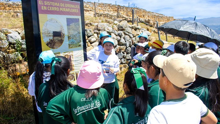 Integrantes de la estrategia defensores del patrimonio cultural realizando actividades culturales