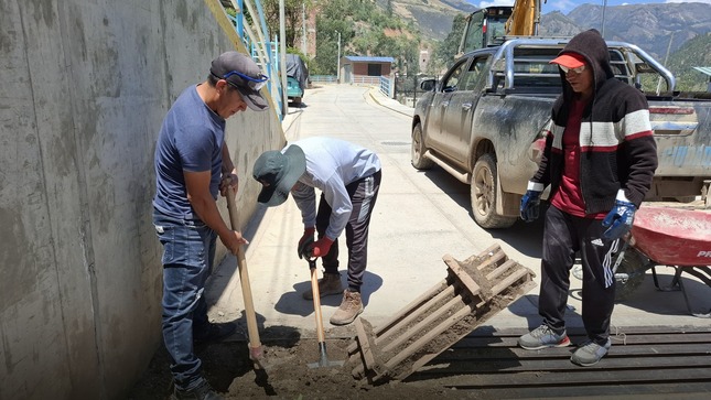 💠¡𝗡𝗼𝘀 𝗽𝗼𝗻𝗲𝗺𝗼𝘀 𝗲𝗻 𝗮𝗰𝗰𝗶𝗼́𝗻! 🦺
Desde la Gerencia de Infraestructura de Desarrollo Urbano y Rural, en coordinación con Defensa Civil, hemos iniciado la limpieza de rejillas y cajas de registros de desagüe en la zona urbana de nuestra ciudad. Esta acción continuará durante los próximos días con el objetivo de evitar desbordes y salvaguardar la seguridad de todos los vecinos y vecinas.
💧 ¡Tu colaboración es clave! Recuerda evitar arrojar basura y desmontes en los espacios públicos para mantener nuestro Sihuas limpio y seguro.
🌍 ¡Juntos cuidemos nuestra ciudad! Mantengamos nuestros espacios libres de contaminación y trabajemos por un entorno más saludable para todos.
📢 ¡Defensa Civil es tarea de todos! 💪
