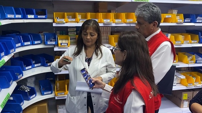 Con la participación de medio centenar de auditores, la Contraloría General realizó un operativo para verificar la disponibilidad de los medicamentos en los principales establecimientos del Seguro Social de Salud (Essalud) en 14 regiones del país, con la finalidad de contribuir a que los pacientes reciban una oportuna atención farmacológica para su tratamiento y recuperación. 