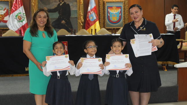 Ceremonia de reconocimiento de logros escolares – ETAPA UGEL