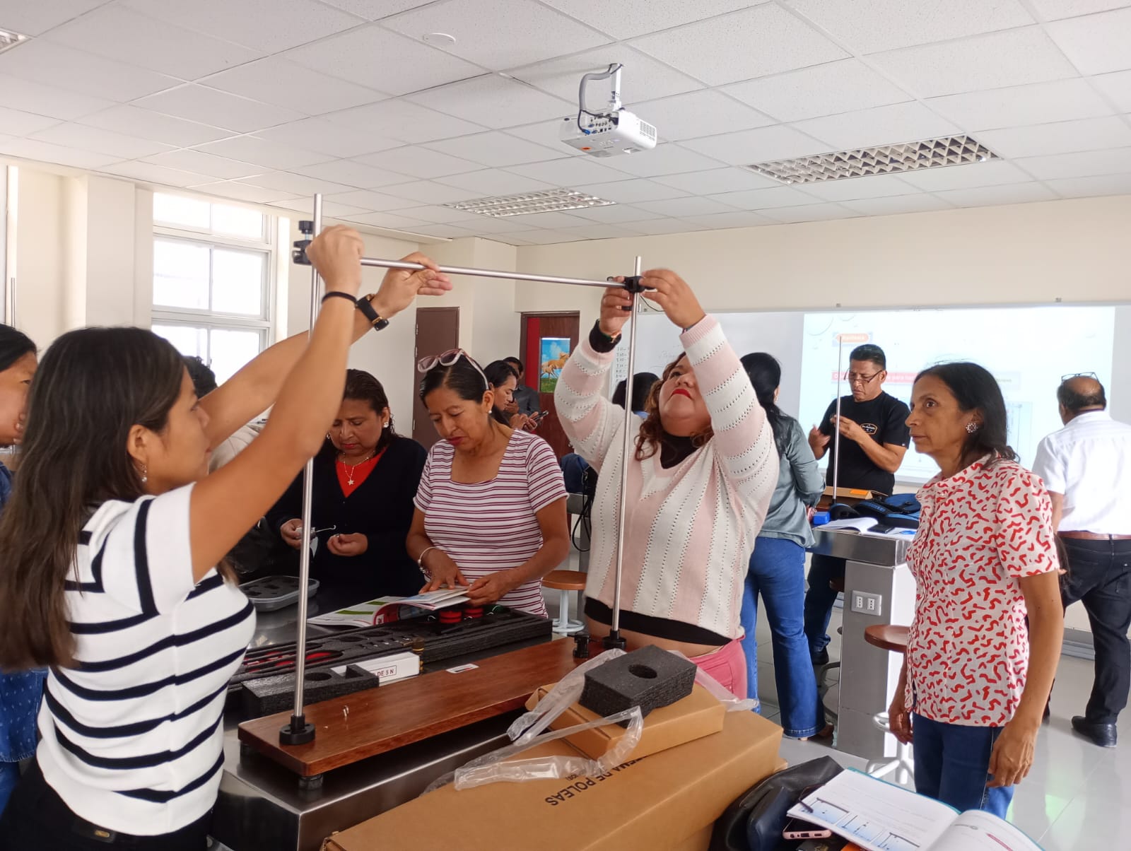 Taller de fortalecimiento en el uso pedagógico de los kits de fuerzas y dinámicas, maquinas simples y fichas de actividades