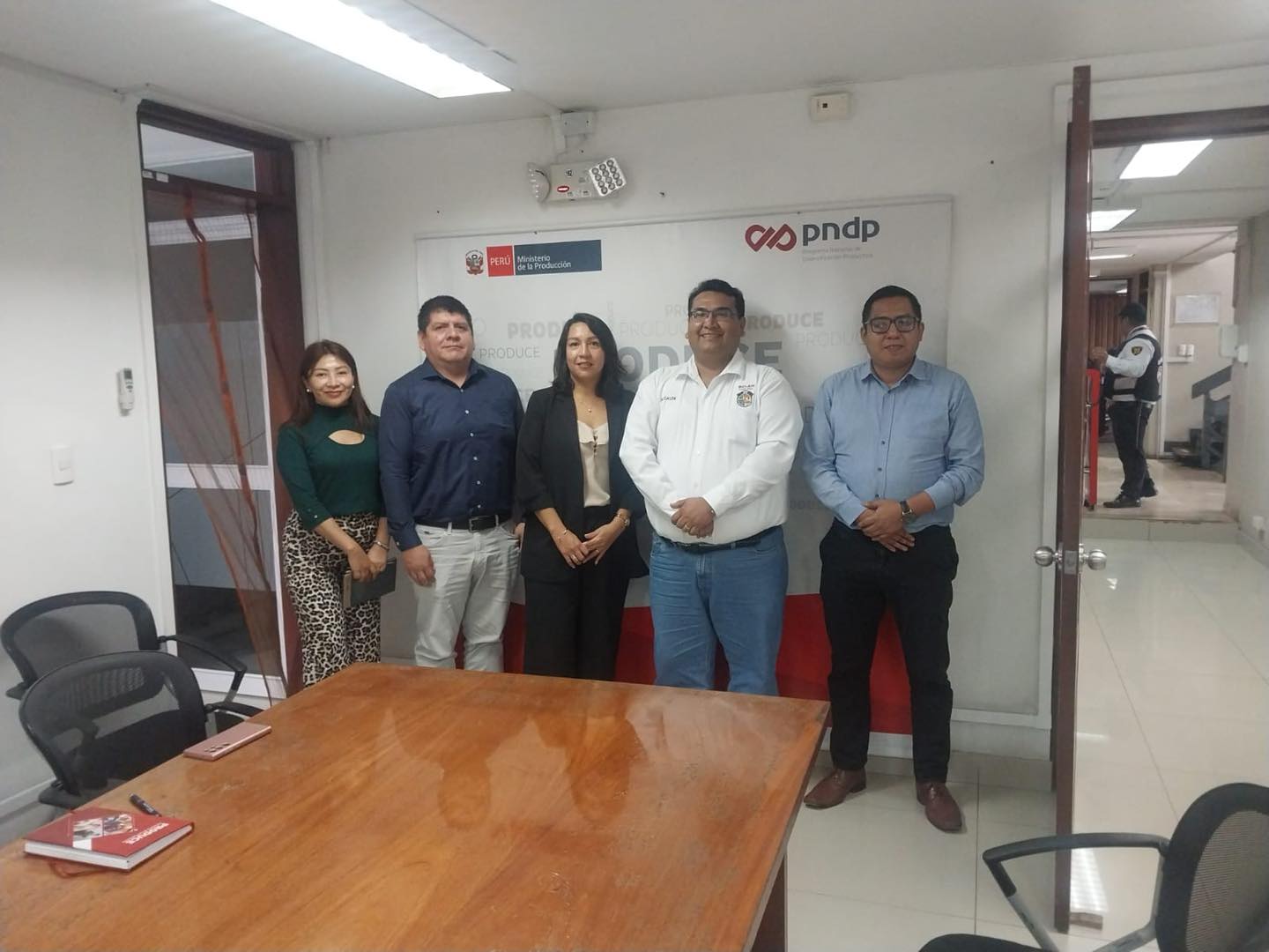 El alcalde Cesar Vidaurre Floridas sostuvo una importante reuni贸n con representantes del Ministerio de la Producci贸n