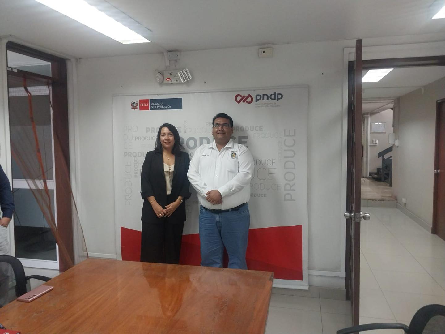 El alcalde Cesar Vidaurre Floridas sostuvo una importante reuni贸n con representantes del Ministerio de la Producci贸n