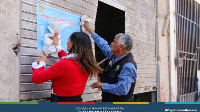 🏗️📌La Sub Gerencia de Licencias y Permisos Urbanos, en coordinación con el área de Ejecución Coactiva de la MPC, realizó un importante operativo en el Pasaje Luis Tezza. Se detectó una construcción sin la licencia correspondiente y, como medida de cumplimiento, se paralizó la obra y se retuvieron materiales de construcción. 
✅El propietario fue informado sobre los procedimientos para regularizar el proyecto y obtener los permisos necesarios. Se resaltó la importancia de cumplir con la normativa para garantizar la seguridad de todos. 
🌆La Municipalidad hace un llamado a los ciudadanos a respetar las leyes urbanísticas para mantener una ciudad segura y ordenada. ¡Cuidemos Cajamarca! 
💛 ¡Con Joaquin Ramírez, Cajamarca renace!