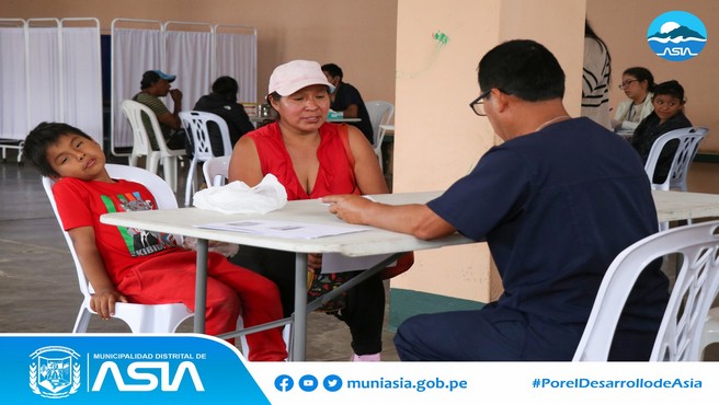 La Municipalidad Distrital de Asia a través de la Oficina Municipal de Atención a las Personas con Discapacidad – OMAPED en coordinación con los médicos especialista en certificación de la Microred de Salud Asia y Coayllo, se llevó a cabo la campaña de inscripción y/o certificación de personas con discapacidad, que sufren alguna invalidez, llámese física, auditiva o visual; asimismo se registraron al CONADIS – Consejo Nacional para la Integración de la Persona con Discapacidad.
El alcalde Isaias Alcántara Malasquez, resaltó el trabajo articulado entre la Microred de Salud Asia Coayllo y el MIMP Conadis. “Estas acciones son importantes para que las personas que presentes alguna discapacidad puedan realizar el trámite respectivo de su certificación y carnet, quienes mediante estos documentos puedan acceder a un serie de programas sociales que ofrece el Estado. Seguiremos trabajando por Asia más inclusivo” expresó.
De esta manera, la actual gestión municipal reitera su compromiso de continuar promoviendo iniciativas que fortalezcan la inclusión y el bienestar de las personas con discapacidad de nuestro distrito.