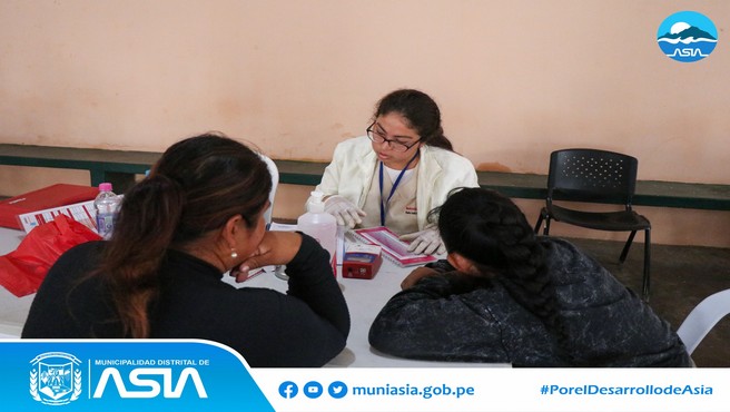 La Municipalidad Distrital de Asia a través de la Oficina Municipal de Atención a las Personas con Discapacidad – OMAPED en coordinación con los médicos especialista en certificación de la Microred de Salud Asia y Coayllo, se llevó a cabo la campaña de inscripción y/o certificación de personas con discapacidad, que sufren alguna invalidez, llámese física, auditiva o visual; asimismo se registraron al CONADIS – Consejo Nacional para la Integración de la Persona con Discapacidad.
El alcalde Isaias Alcántara Malasquez, resaltó el trabajo articulado entre la Microred de Salud Asia Coayllo y el MIMP Conadis. “Estas acciones son importantes para que las personas que presentes alguna discapacidad puedan realizar el trámite respectivo de su certificación y carnet, quienes mediante estos documentos puedan acceder a un serie de programas sociales que ofrece el Estado. Seguiremos trabajando por Asia más inclusivo” expresó.
De esta manera, la actual gestión municipal reitera su compromiso de continuar promoviendo iniciativas que fortalezcan la inclusión y el bienestar de las personas con discapacidad de nuestro distrito.