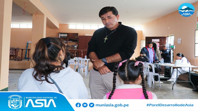 La Municipalidad Distrital de Asia a través de la Oficina Municipal de Atención a las Personas con Discapacidad – OMAPED en coordinación con los médicos especialista en certificación de la Microred de Salud Asia y Coayllo, se llevó a cabo la campaña de inscripción y/o certificación de personas con discapacidad, que sufren alguna invalidez, llámese física, auditiva o visual; asimismo se registraron al CONADIS – Consejo Nacional para la Integración de la Persona con Discapacidad.
El alcalde Isaias Alcántara Malasquez, resaltó el trabajo articulado entre la Microred de Salud Asia Coayllo y el MIMP Conadis. “Estas acciones son importantes para que las personas que presentes alguna discapacidad puedan realizar el trámite respectivo de su certificación y carnet, quienes mediante estos documentos puedan acceder a un serie de programas sociales que ofrece el Estado. Seguiremos trabajando por Asia más inclusivo” expresó.
De esta manera, la actual gestión municipal reitera su compromiso de continuar promoviendo iniciativas que fortalezcan la inclusión y el bienestar de las personas con discapacidad de nuestro distrito.