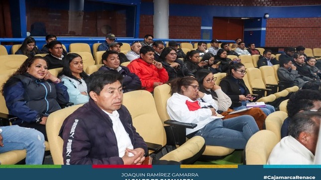 💼✨Con el objetivo de fortalecer el trabajo que realizan en campo los inspectores de transportes y demás colaboradores de la gerencia de Transporte y Seguridad Vial para brindar un mejor servicio a la comunidad, la Municipalidad de Cajamarca a través de la Oficina General de Gestión de Recursos Humanos brindó la capacitación “Fortalecimiento de capacidades en las normas y leyes vigentes para adecuación en transporte”.  
🙌🏽🔍El evento contó con la participación de  funcionarios de la gerencia de Transporte y Seguridad Vial y los regidores Jorge Rojas, Segundo Castañeda y Eugenio Cruzado, integrantes de la Comisión de Vialidad y Transporte del Concejo Provincial, los mismos que señalaron la importancia de estas capacitaciones, además  del compromiso de la actual gestión municipal de seguir fortaleciendo las capacidades de los trabajadores con el fin de asegurar una gestión eficiente y transparente de los recursos municipales.
💛¡Con Joaquin Ramírez, Cajamarca renace!