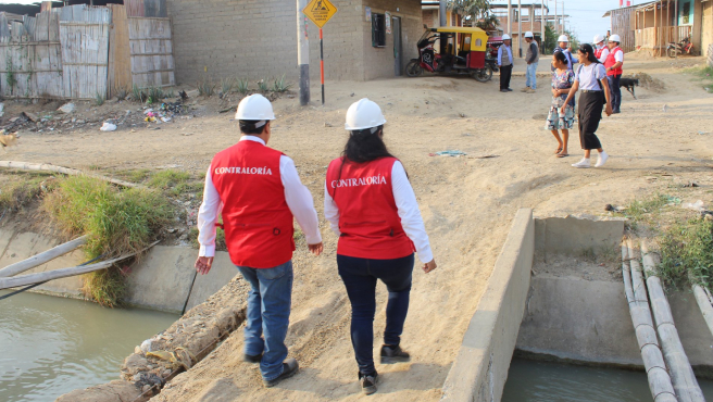 Tumbes.– La Contraloría General advirtió que los trabajos adicionales en la obra de agua y alcantarillado del sector Nuevo Tumbes requieren el corte el agua del canal El Cura por 10 días. Sin embargo, la Junta de Regantes ha señalado que solo puede aprobar una interrupción de menor duración, debido a la afectación que esto causaría a los agricultores que necesitan el agua para el riego de sus cultivos. Esta situación compromete la continuidad del proyecto, el cual beneficiará a 3782 habitantes.