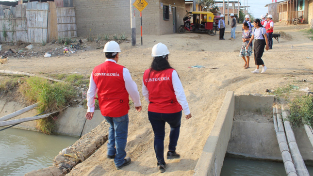 Tumbes.– La Contraloría General advirtió que los trabajos adicionales en la obra de agua y alcantarillado del sector Nuevo Tumbes requieren el corte el agua del canal El Cura por 10 días. Sin embargo, la Junta de Regantes ha señalado que solo puede aprobar una interrupción de menor duración, debido a la afectación que esto causaría a los agricultores que necesitan el agua para el riego de sus cultivos. Esta situación compromete la continuidad del proyecto, el cual beneficiará a 3782 habitantes.
