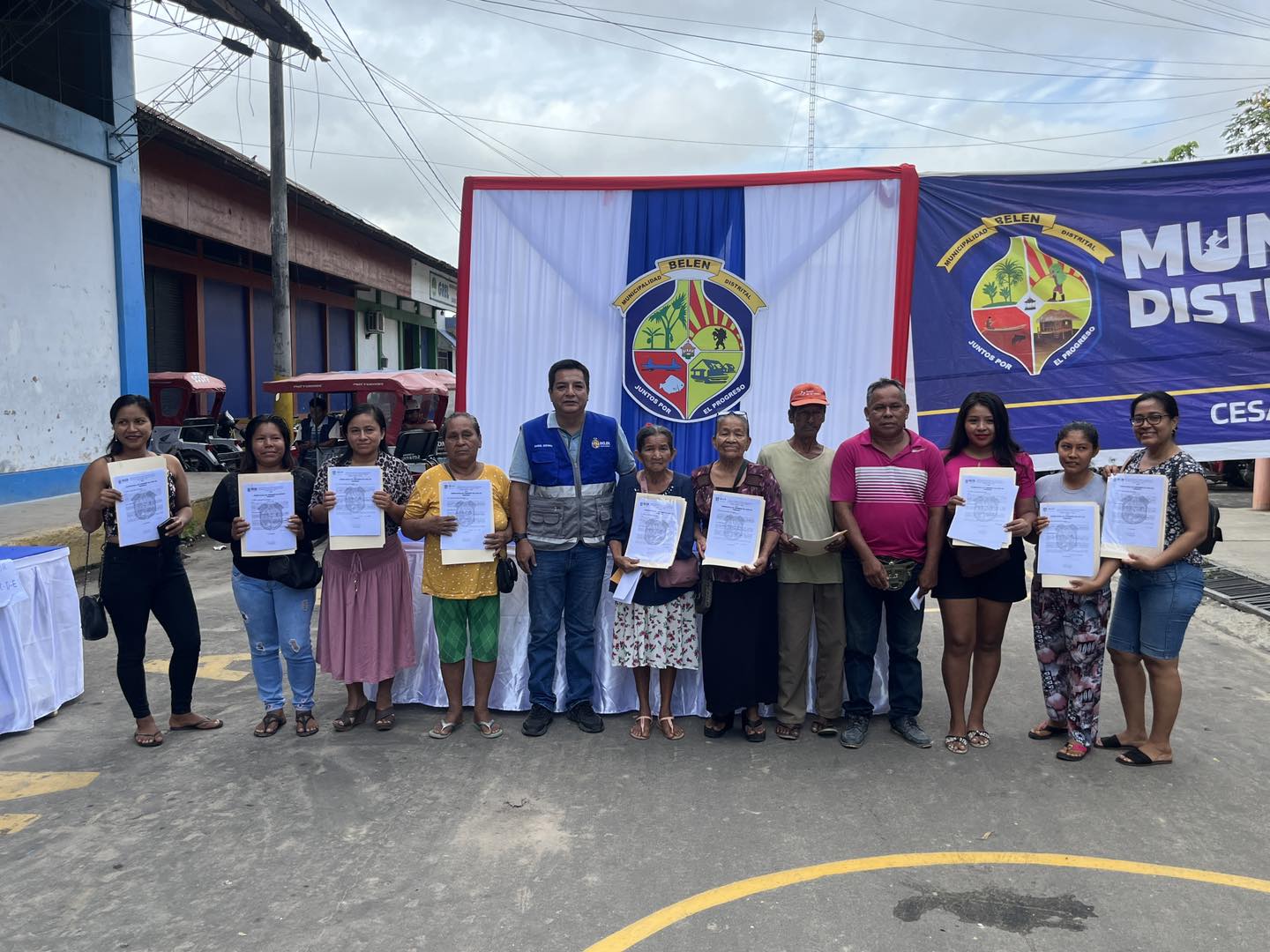 Entrega masiva de constancias de Posesi贸n para el A.H Cabo L贸pez