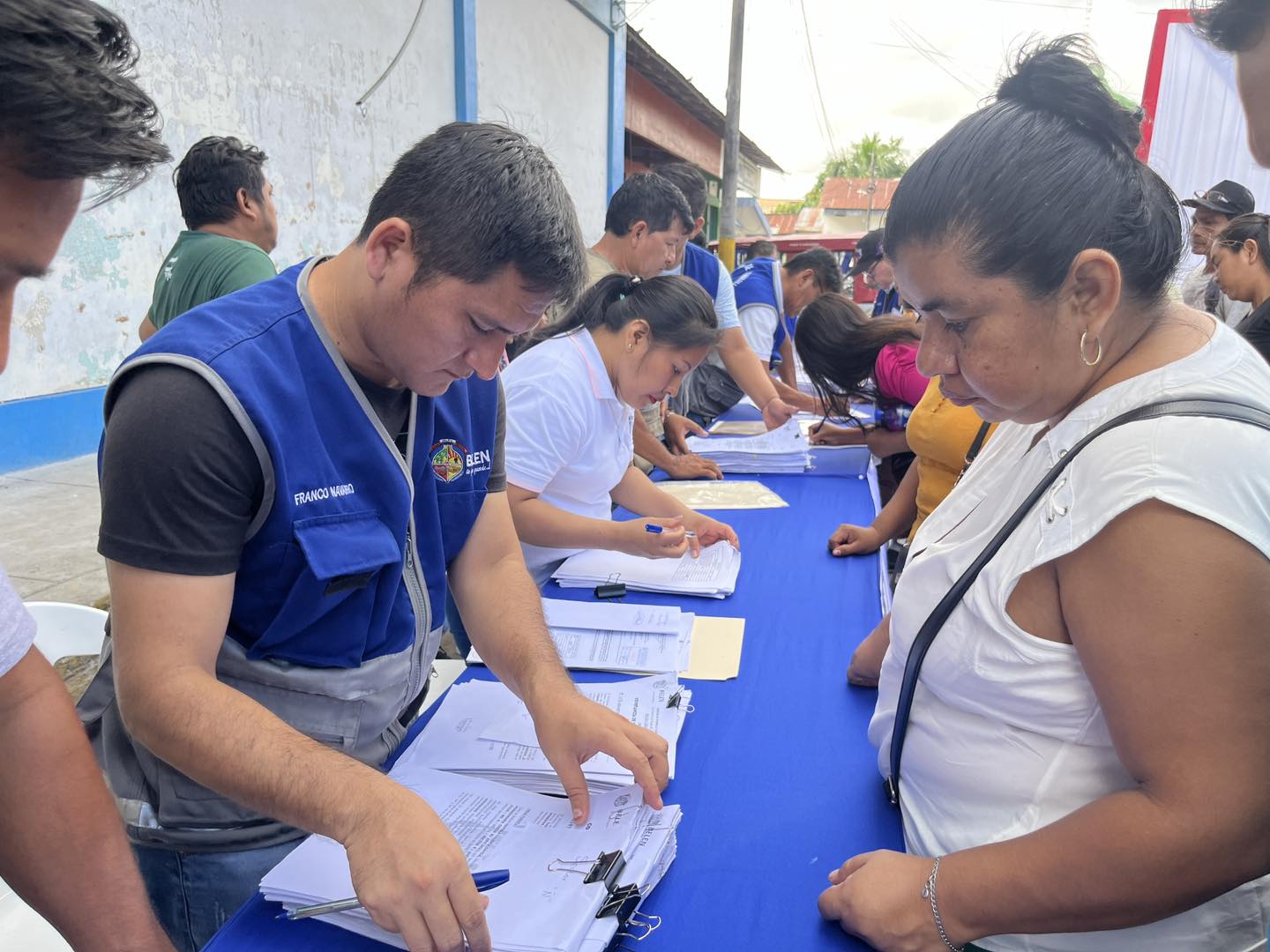 Entrega masiva de constancias de Posesi贸n para el A.H Cabo L贸pez
