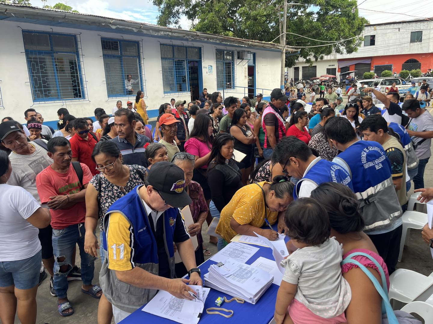 Entrega masiva de constancias de Posesi贸n para el A.H Cabo L贸pez
