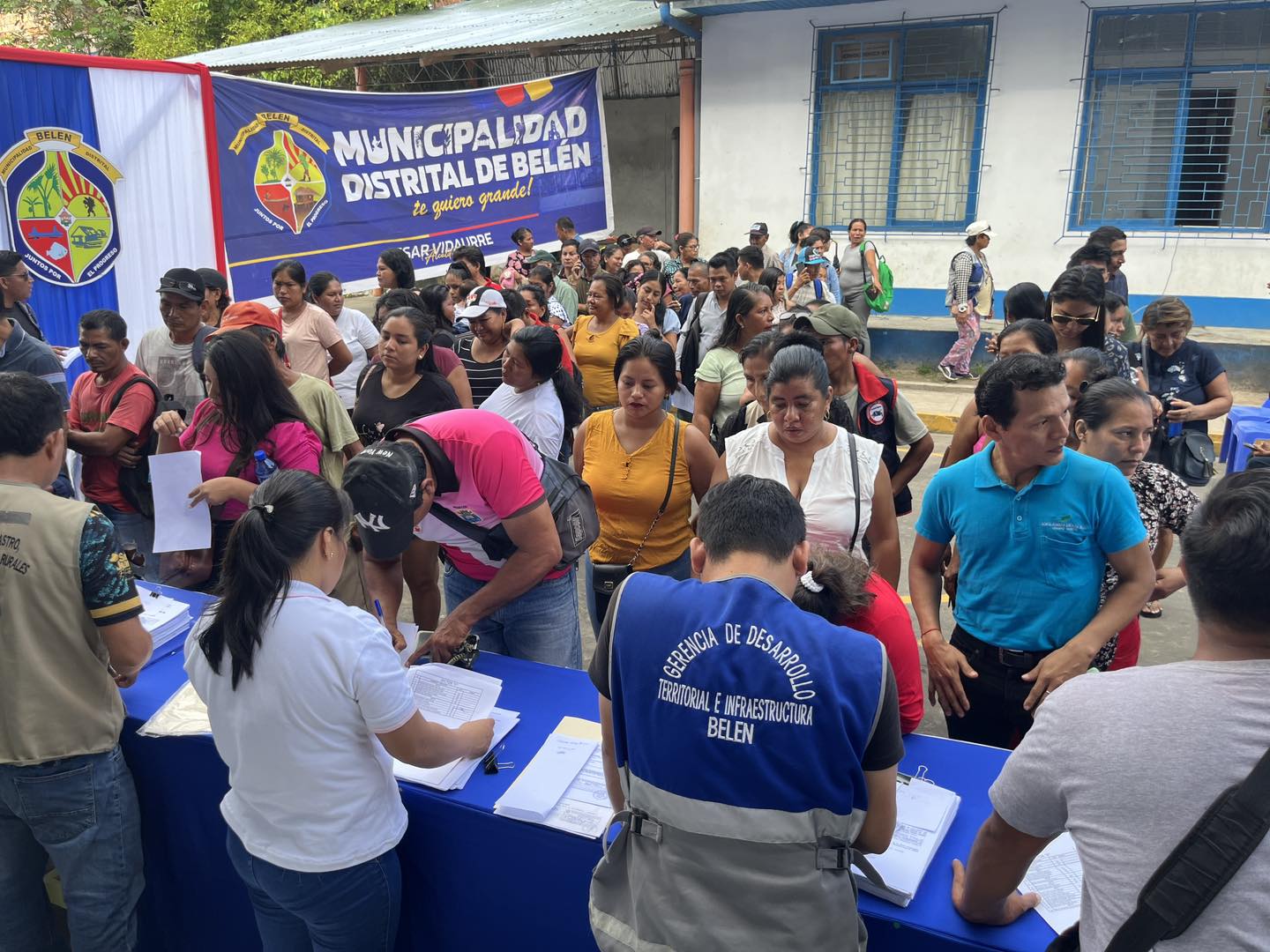 Entrega masiva de constancias de Posesi贸n para el A.H Cabo L贸pez