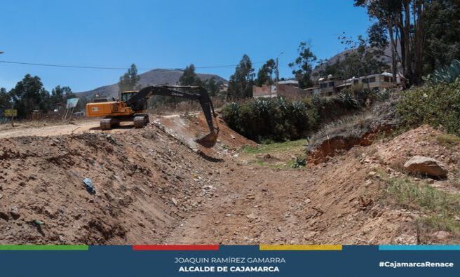 🌬Con el firme compromiso de la actual gestión municipal de salvaguardar la seguridad de nuestras comunidades ante las próximas lluvias, nuestro equipo de maquinaria avanza imparable en trabajos preventivos en puntos estratégicos. Cada acción cuenta y es un paso más hacia un futuro más seguro.
🚜 En esta ocasión, una de nuestras retroexcavadoras ha realizado intensas labores de descolmatación en la quebrada Negro Mayo, situada en el sector 12 Santa Elena – Jr. Independencia. Este esfuerzo crucial busca reducir al máximo el riesgo de desastres e inundaciones, protegiendo así los hogares y medios de vida de nuestra gente.
🤝 Continuaremos trabajando con responsabilidad y dedicación para garantizar el bienestar de todos. Reiteramos nuestro firme compromiso con la prevención y el desarrollo sostenible de nuestra región. Juntos, construimos un futuro más seguro y resiliente.
💛¡Con Joaquin Ramírez, Cajamarca renace!