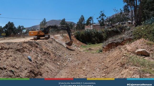 🌬Con el firme compromiso de la actual gestión municipal de salvaguardar la seguridad de nuestras comunidades ante las próximas lluvias, nuestro equipo de maquinaria avanza imparable en trabajos preventivos en puntos estratégicos. Cada acción cuenta y es un paso más hacia un futuro más seguro.
🚜 En esta ocasión, una de nuestras retroexcavadoras ha realizado intensas labores de descolmatación en la quebrada Negro Mayo, situada en el sector 12 Santa Elena – Jr. Independencia. Este esfuerzo crucial busca reducir al máximo el riesgo de desastres e inundaciones, protegiendo así los hogares y medios de vida de nuestra gente.
🤝 Continuaremos trabajando con responsabilidad y dedicación para garantizar el bienestar de todos. Reiteramos nuestro firme compromiso con la prevención y el desarrollo sostenible de nuestra región. Juntos, construimos un futuro más seguro y resiliente.
💛¡Con Joaquin Ramírez, Cajamarca renace!