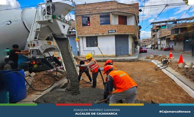 π§ La Municipalidad Provincial de Cajamarca, en respuesta a los vecinos del sector 13 del Barrio San MartΓn, llevΓ³ a cabo la remodelaciΓ³n de dos badenes en el Jr. MΓ‘rtires de Uchuraccay. Estos badenes se encontraban en condiciones de deterioro avanzado debido al desgaste por el tiempo y las condiciones climΓ‘ticas.
ποΈ Los badenes son cruciales para controlar la velocidad de los vehΓculos y garantizar una adecuada canalizaciΓ³n de aguas pluviales. La Gerencia de Infraestructura de la Municipalidad implementΓ³ pavimento rΓgido de alta resistencia, lo que no solo mejora la durabilidad de las estructuras, sino que tambiΓ©n reduce los costos de mantenimiento a largo plazo.
β
Con la remodelaciΓ³n concluida, los vecinos del Barrio San MartΓn podrΓ‘n transitar con mayor seguridad y comodidad, especialmente durante la temporada de lluvias. Los nuevos badenes mejorarΓ‘n la canalizaciΓ³n de las aguas, disminuyendo el riesgo de acumulaciones y accidentes en la vΓa. Este esfuerzo forma parte del compromiso de la #MPC con el desarrollo y mantenimiento de la infraestructura vial para el beneficio de todos los ciudadanos.
πΒ‘Con Joaquin RamΓrez, Cajamarca renace!