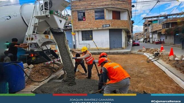 🚧 La Municipalidad Provincial de Cajamarca, en respuesta a los vecinos del sector 13 del Barrio San Martín, llevó a cabo la remodelación de dos badenes en el Jr. Mártires de Uchuraccay. Estos badenes se encontraban en condiciones de deterioro avanzado debido al desgaste por el tiempo y las condiciones climáticas.
🏗️ Los badenes son cruciales para controlar la velocidad de los vehículos y garantizar una adecuada canalización de aguas pluviales. La Gerencia de Infraestructura de la Municipalidad implementó pavimento rígido de alta resistencia, lo que no solo mejora la durabilidad de las estructuras, sino que también reduce los costos de mantenimiento a largo plazo.
✅ Con la remodelación concluida, los vecinos del Barrio San Martín podrán transitar con mayor seguridad y comodidad, especialmente durante la temporada de lluvias. Los nuevos badenes mejorarán la canalización de las aguas, disminuyendo el riesgo de acumulaciones y accidentes en la vía. Este esfuerzo forma parte del compromiso de la #MPC con el desarrollo y mantenimiento de la infraestructura vial para el beneficio de todos los ciudadanos.
💛¡Con Joaquin Ramírez, Cajamarca renace!