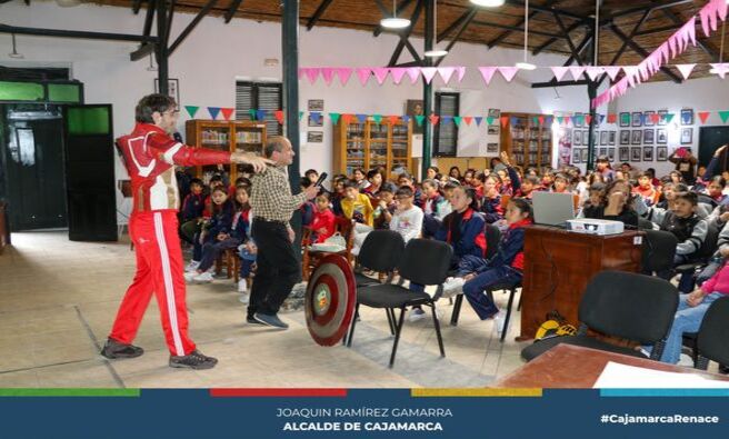 ✨La Biblioteca Municipal “José Gálvez Egúzquisa” está desarrollando una serie de charlas educativas dirigidas a esta ciudad, en el marco de la conmemoración de la semana de la Fusión Cultural, recordando la llegada de los españoles a Cajamarca, la captura del Inca Atahualpa y consecuentemente la caída del imperio incaico.
👩🏫Como parte de estas actividades se desarrolla la charla educativa denomina “La Historia no contada” a cargo del escritor Rafael Aíta, con loa participación de estudiantes de la Institución Educativa Zulema Arce. Dando a conocer, por ejemplo, pormenores de la relación existente entre familiares cercanos del Inca Atahualpa y Francisco Pizarro.
✅Estudiantes y profesores asistentes a esta actividad expresaron su satisfacción por el contenido de las charlas y su importancia para la formación de los escolares, al conocer otros detalles de nuestra historia, enriqueciendo los conocimientos de los alumnos cajamarquinos.
💛¡Con Joaquin Ramírez, Cajamarca renace!