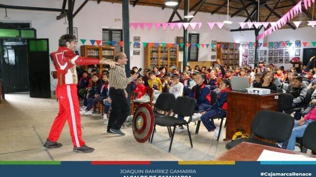 ✨La Biblioteca Municipal “José Gálvez Egúzquisa” está desarrollando una serie de charlas educativas dirigidas a esta ciudad, en el marco de la conmemoración de la semana de la Fusión Cultural, recordando la llegada de los españoles a Cajamarca, la captura del Inca Atahualpa y consecuentemente la caída del imperio incaico.
👩‍🏫Como parte de estas actividades se desarrolla la charla educativa denomina “La Historia no contada” a cargo del escritor Rafael Aíta, con loa participación de estudiantes de la Institución Educativa Zulema Arce. Dando a conocer, por ejemplo, pormenores de la relación existente entre familiares cercanos del Inca Atahualpa y Francisco Pizarro.
✅Estudiantes y profesores asistentes a esta actividad expresaron su satisfacción por el contenido de las charlas y su importancia para la formación de los escolares, al conocer otros detalles de nuestra historia, enriqueciendo los conocimientos de los alumnos cajamarquinos.
💛¡Con Joaquin Ramírez, Cajamarca renace!
